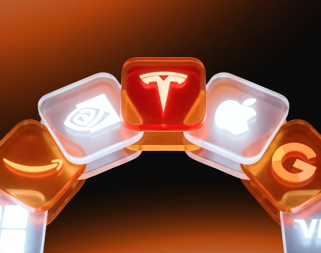 Các logo công nghệ rực rỡ, bao gồm Tesla, Apple, Nvidia, Amazon và Google